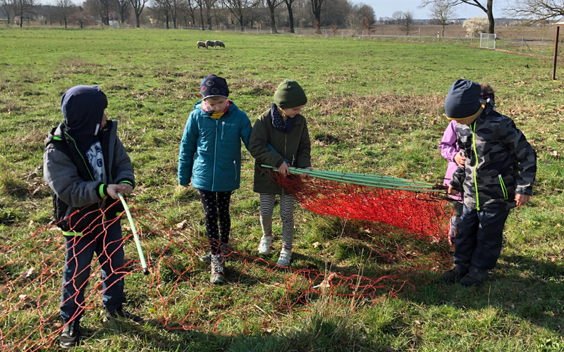 Projektwoche Dorfschule am Dorfanger Petershagen - Zaun stecken im Team